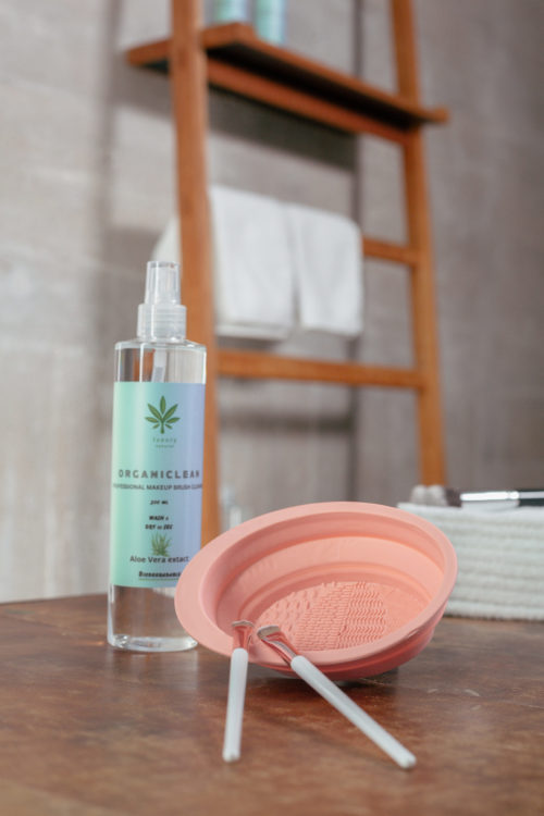 Organiclean Professional Makeup Brush Cleaner Kit, 500ml Spray bottle with silicon cup (Pink) - Image 2